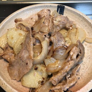 豚肉とジャガイモと玉ねぎのオイマヨ炒め^_^